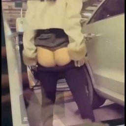 我慢できずに駐車場の車の陰でオシッコをする女が撮影されたｗｗｗ