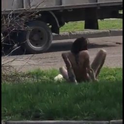 酔っぱらった素っ裸の女がトラックの運転手に絡んでいますｗｗｗ