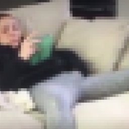 ソファーでiPadを見ながらオナニーしている女性がコチラｗｗｗ