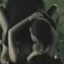 深夜の公園でセックスしているカップルがエロ過ぎて勃起するｗｗｗ