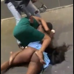 南アフリカで少女2人が喧嘩していて大きな尻が露わになってしまうｗｗｗ